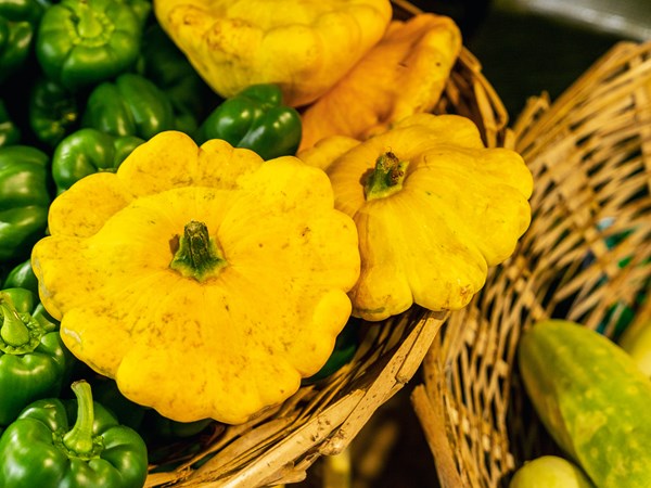 Des étals de fruits et légumes colorés
