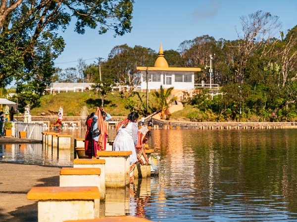 Encens, offrandes et ferveur au bord de l’eau