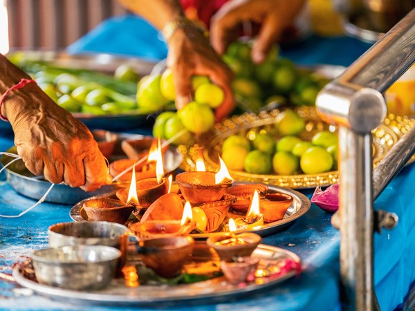 Fleurs et offrandes en hommage à la déesse Tookay