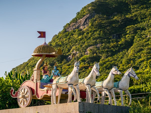 Une divinité portée par quatre chevaux