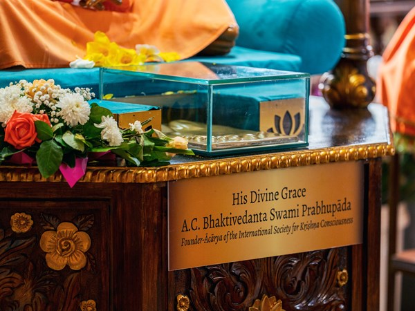 Fleurs, tissus et dévotion