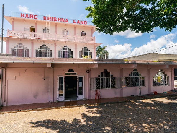 Le Temple Hare Krsna ISKCON, tout en sobriété