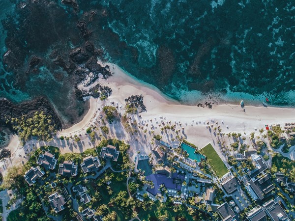 Installé le long plage de Belle Mare