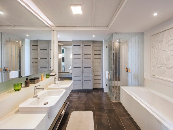 La salle de bain de la Junior Suite Beach-Front
