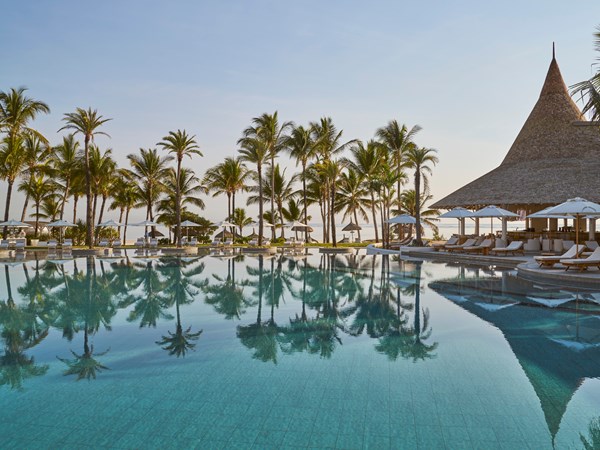 Profitez de la piscine principale de l'hôtel