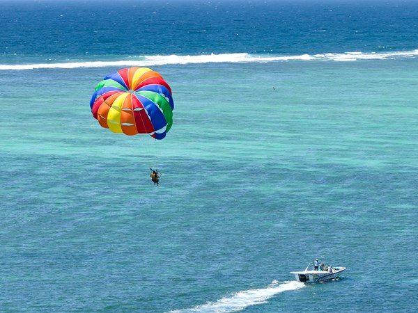 Vivez une aventure palpitante en survolant les eaux turquoise
