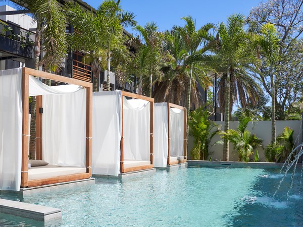 Détente absolue dans la piscine du spa
