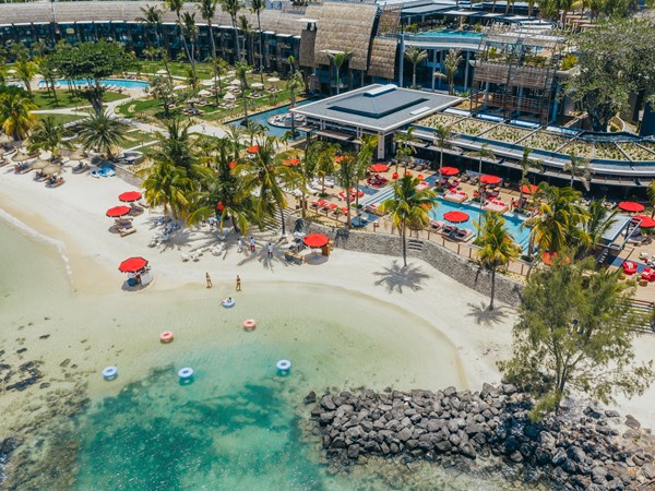 Vue aérienne de l'hôtel et sa plage immaculée