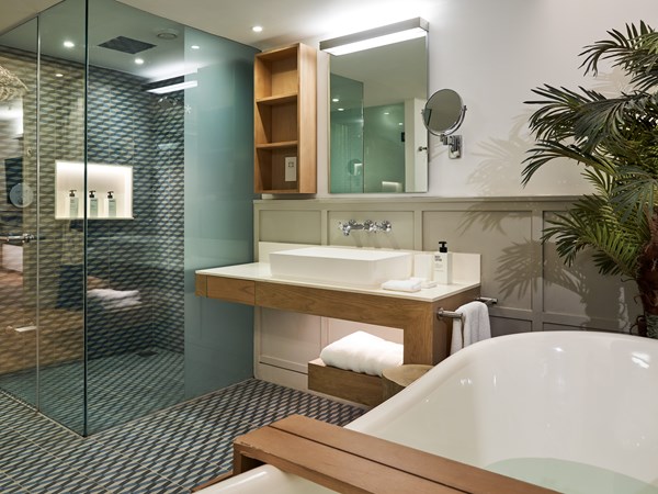 La salle de bain de la Suite Junior