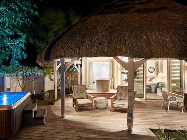Évasion et bien-être dans le jacuzzi de votre suite LUX*