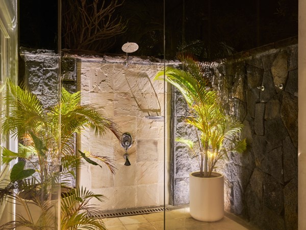Douche exterieur de la Suite Junior Prestige