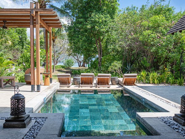 La piscine de la Beachfront Family Suite Pool Villa