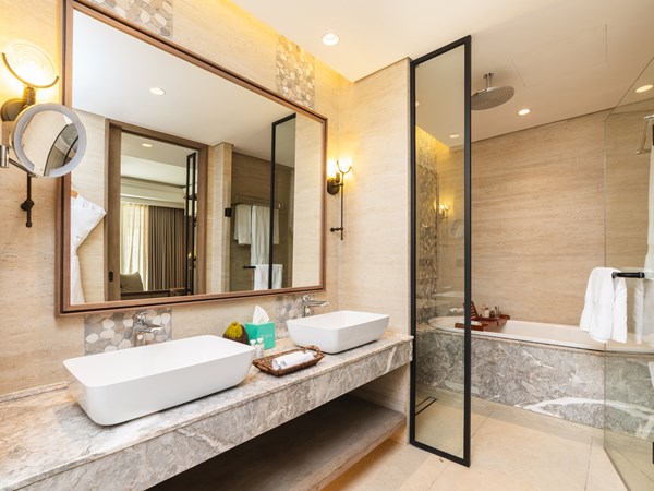 La salle de bain de la Family Luxury Suite Pool Villa