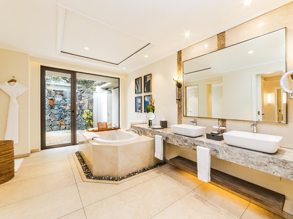 La salle de bain de la Luxury Suite Pool Villa