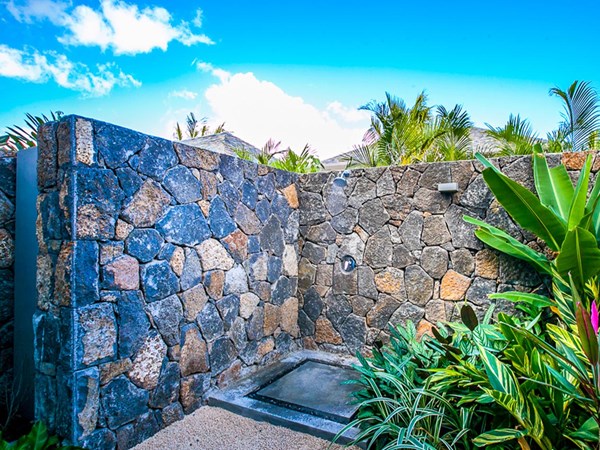 La douche extérieur de la Villa Deluxe