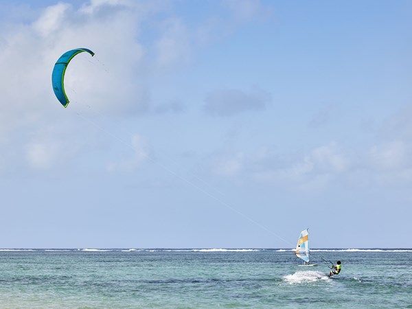 Kitesurf et sports nautiques en pleine nature