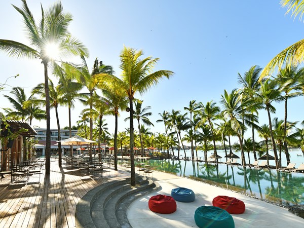 Piscine et cocotiers