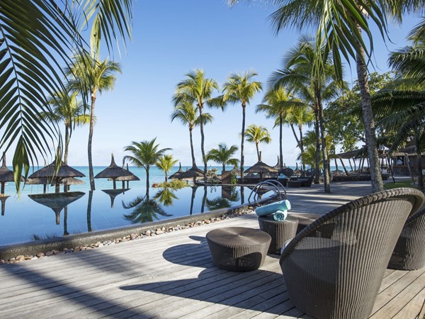 Une pause détente au bord de la piscine