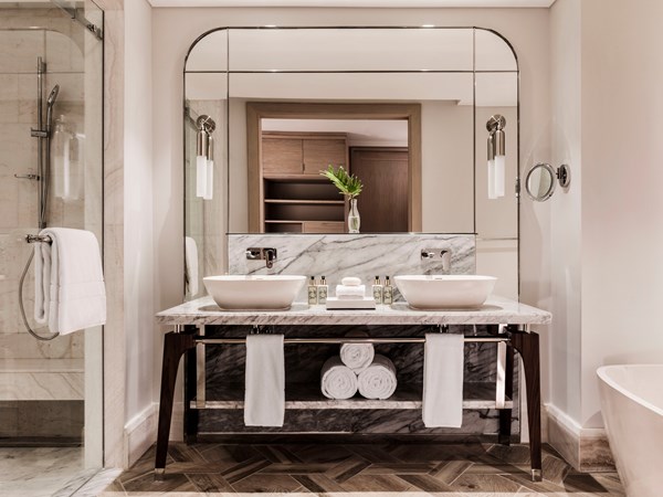La salle de bain de la 2 Bedroom Ocean Balcony Suite