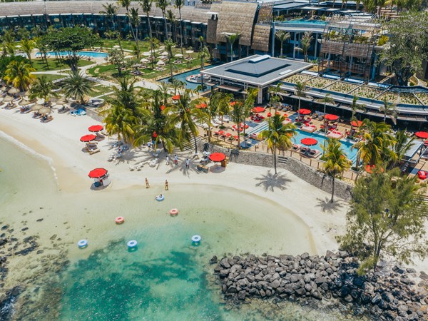Vue aérienne du Lux Grand Baie et sa plage immaculée
