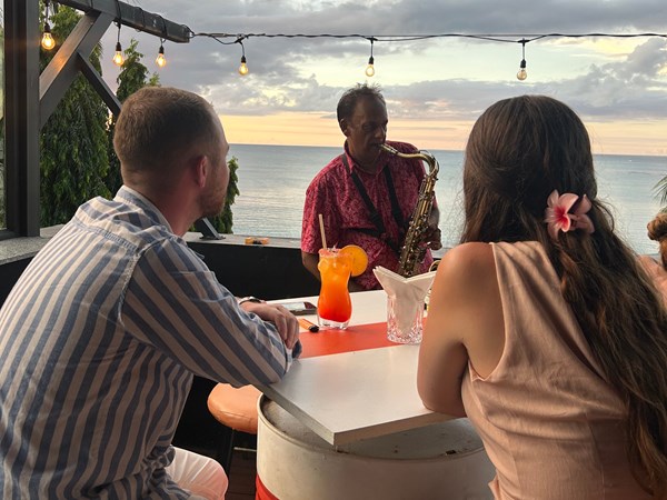 Rencontres, musique, et coucher de soleil