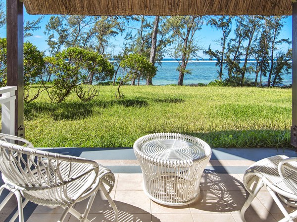 La terrasse de la suite Junior Club Beachfront Ground Floor