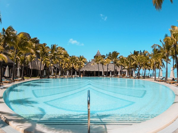 Profitez de la superbe piscine principale de l'hôtel