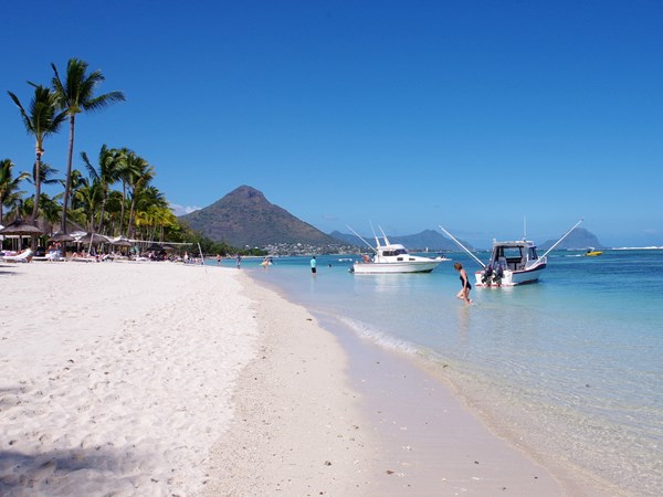 Bateaux de pêche le long de la plage de Flic-en-Flac sur la côte ouest