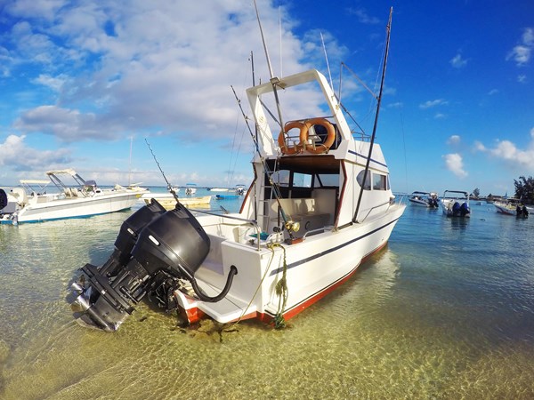 Bateau équipé pour la pêche au gros
