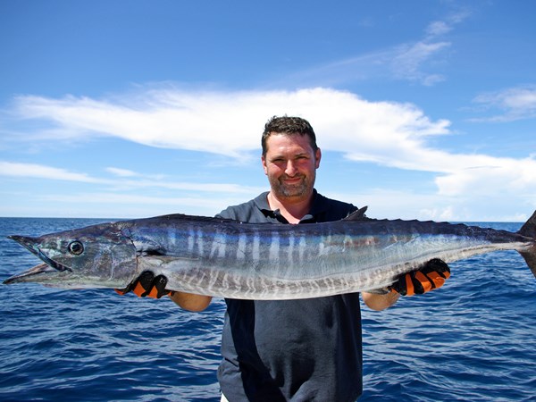 Pêcheur tenant un wahoo