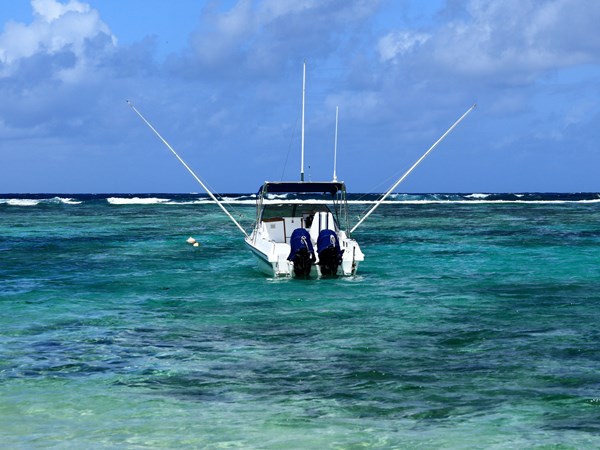 Bateau de pêche au gros dans le lagon de l'île Maurice