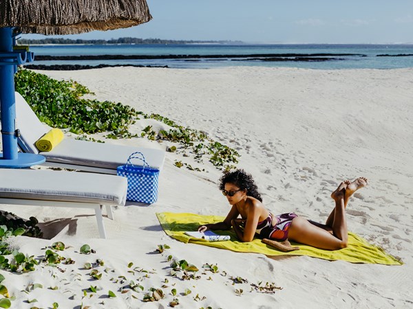 Baignades et bains de soleil les pieds dans le sable