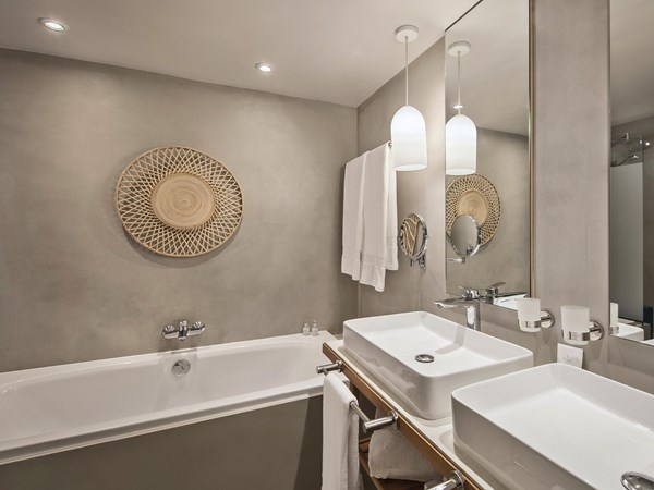 La salle de bain de la chambre Deluxe Family