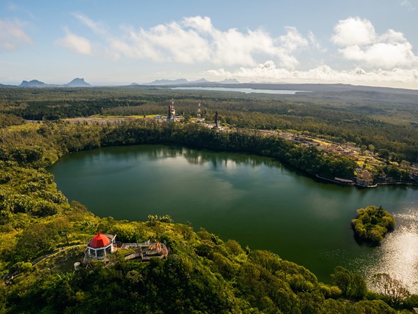 Vue aérienne de Grand Bassin, le lac cratère sacré de l'île Maurice