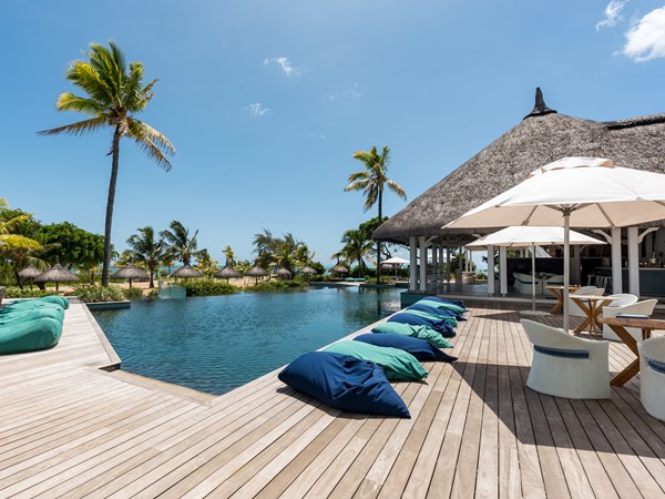 La piscine aux lignes élégantes, invitation à la détente