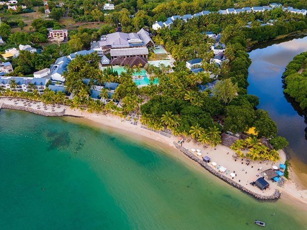 Un environnement tropical entre mer et rivière