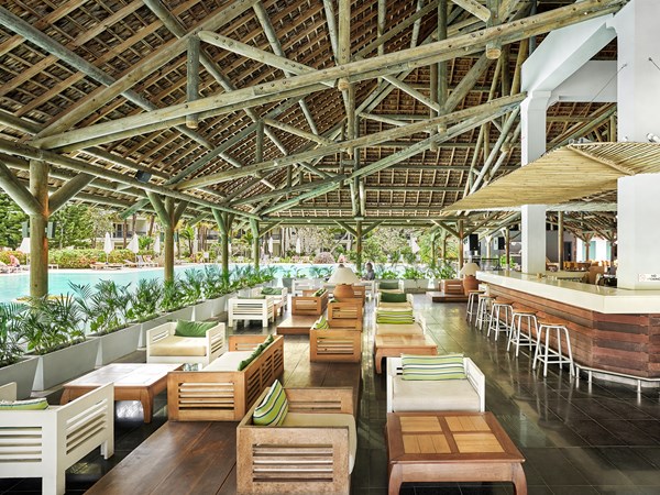 Le Pool Bar vous propose rafraichissements et encas entre deux brasses