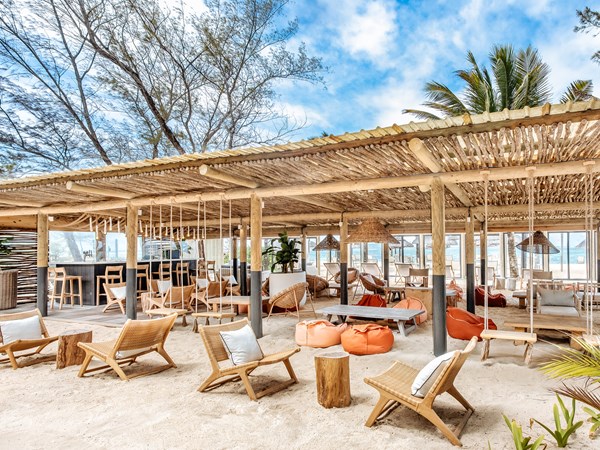Les pieds dans le sable, la tête ailleurs en adults only