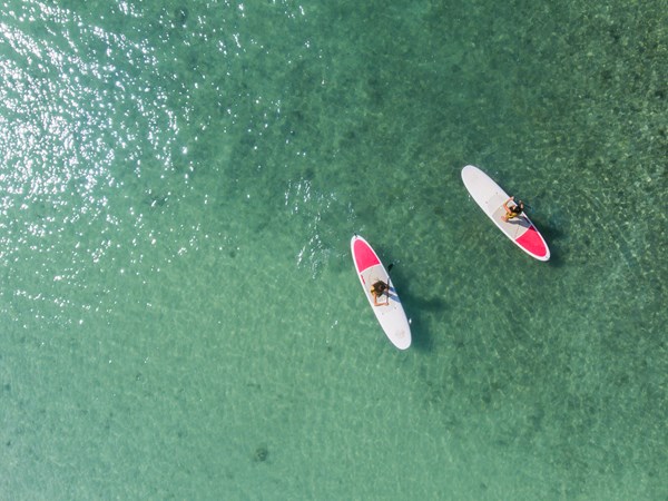 Activités nautique dans le lagon turquoise
