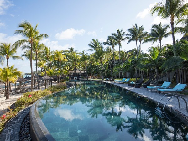Une très belle piscine donnant sur la plage