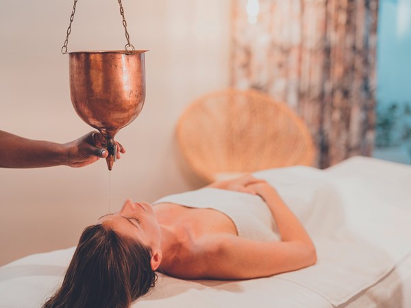 Massage apaisant avec huiles naturelles