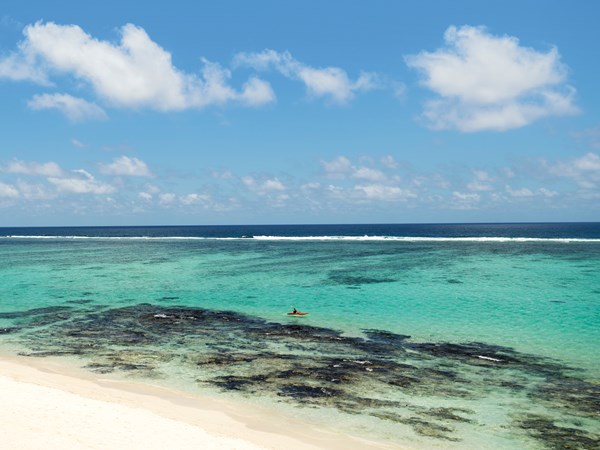 un panorama apaisant entre lagon turquoise et sable immaculé.