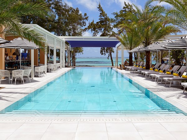 Lignes épurées, camaïeux pop : la piscine du Salt allie style et sérénité
