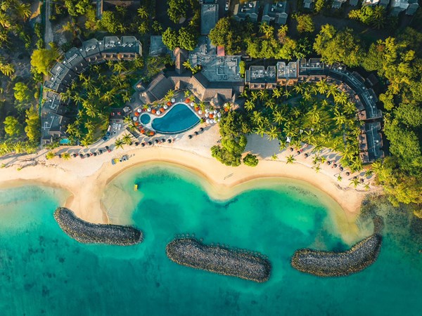 Écrin de verdure avec piscine sur baie privée