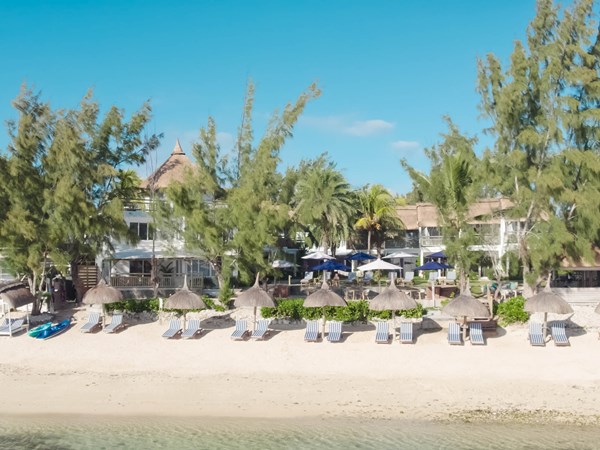 Posé le long d’une plage sauvage