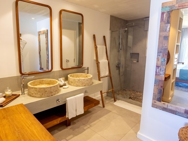 La salle d'eau de la chambre Deluxe Beachfront