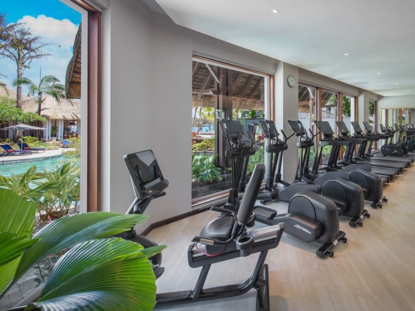 Salle de sport lumineuse avec vue sur piscine