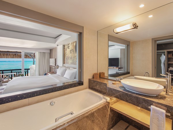 Salle de la bain de la Coral Beachfront Room
