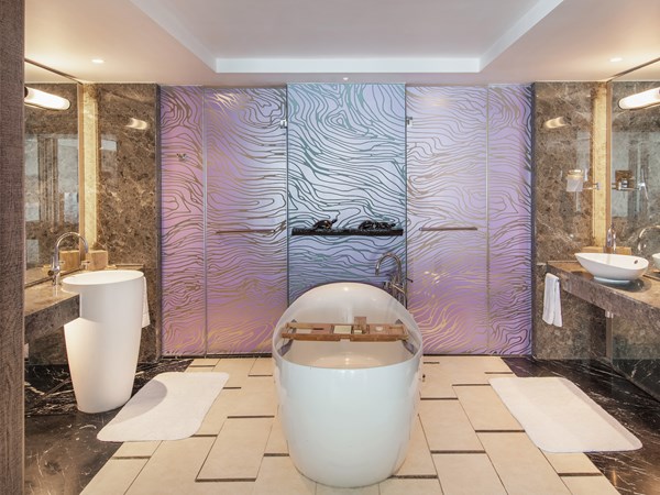 Salle de bain de la Frangipani Beachfront Junior Suite