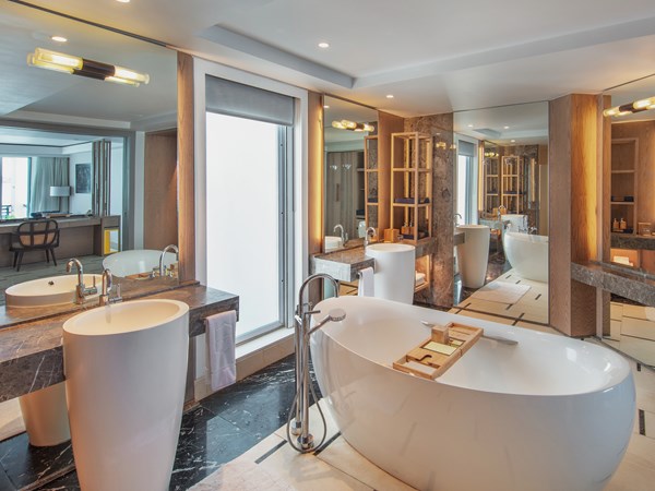 Salle de bain de la Frangipani Signature Beachfront Suite